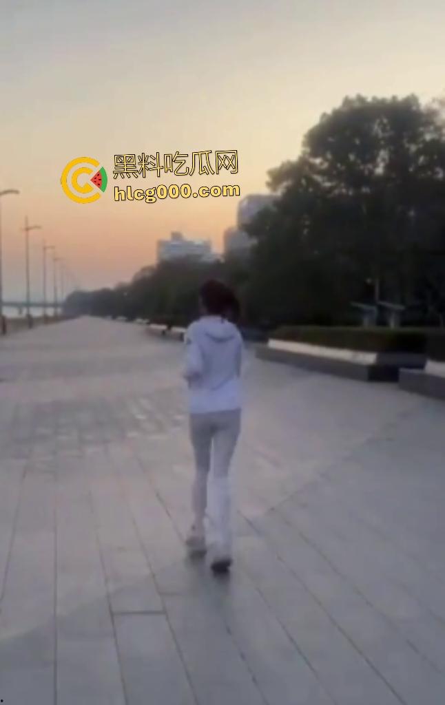 长腿女大学生带着跳蛋跑步！跑得太快男友直接遥控狂震，搞得女大浑身扭曲，像是要高潮！-1