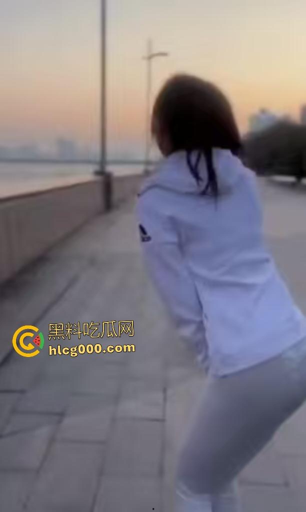 长腿女大学生带着跳蛋跑步！跑得太快男友直接遥控狂震，搞得女大浑身扭曲，像是要高潮！-3