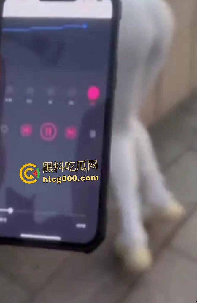 长腿女大学生带着跳蛋跑步！跑得太快男友直接遥控狂震，搞得女大浑身扭曲，像是要高潮！-5