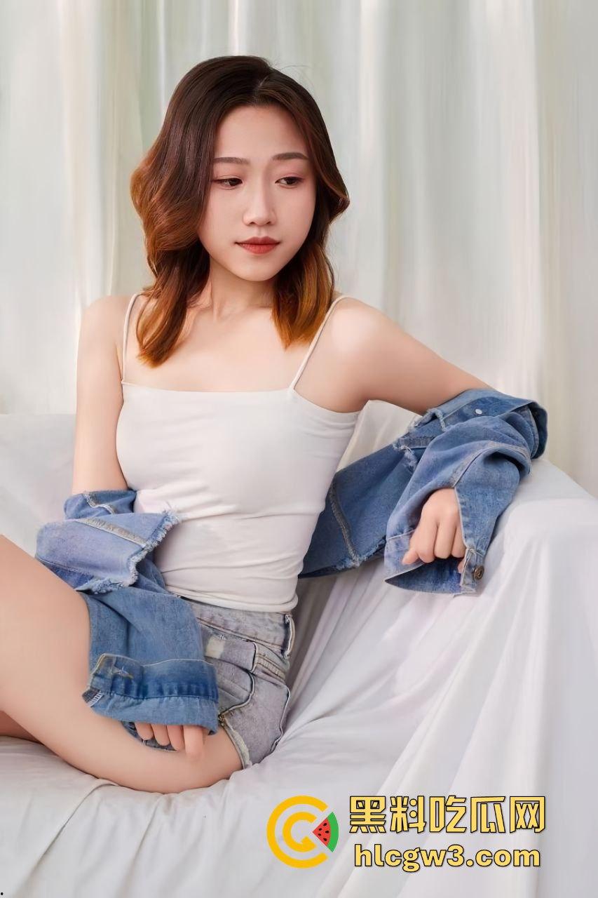 高颜女主【盛雅雯】反差白嫩母狗叼狗链啪啪，肛塞情趣白丝疯狂自虐，口交伺候玩到失控！-5