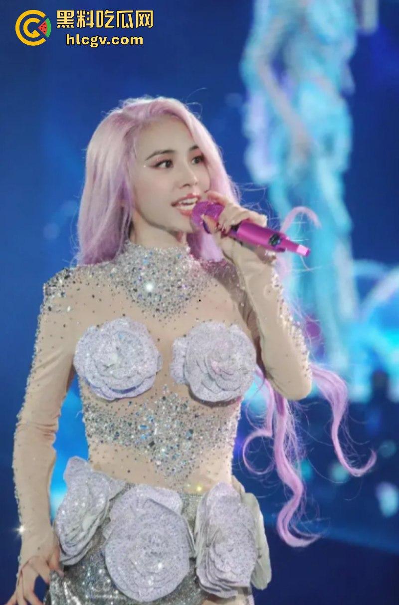 “地才就是地才！完美”蔡依林演唱会漏点 紫色连体衣惊现大尺度造型 三点全露 性感爆棚！-10