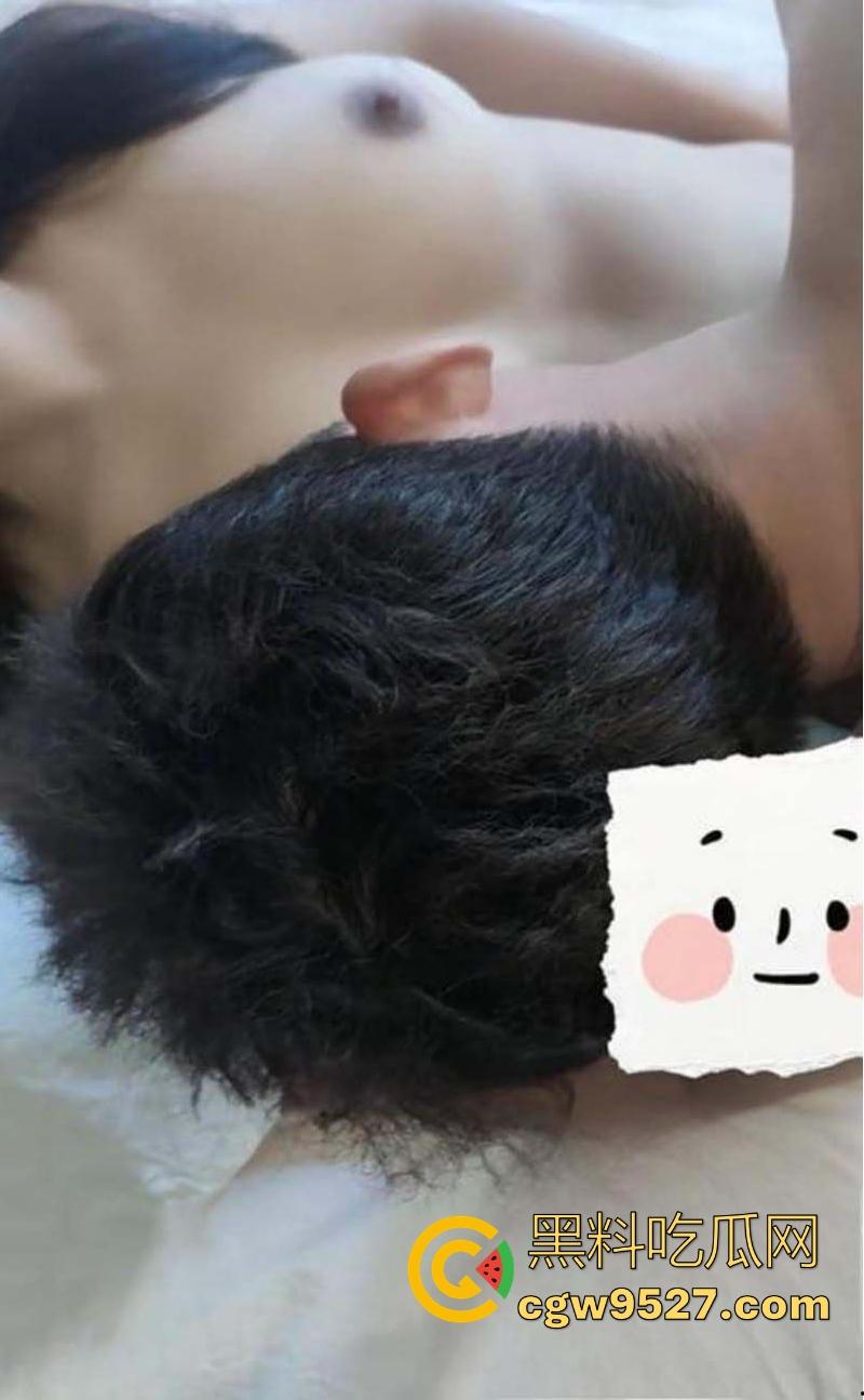 给极品老妹约两单男搞群P，轮番上场猛插骚逼，饥渴老妹40分钟榨干两位炮友，连射三次都意犹未尽！-13