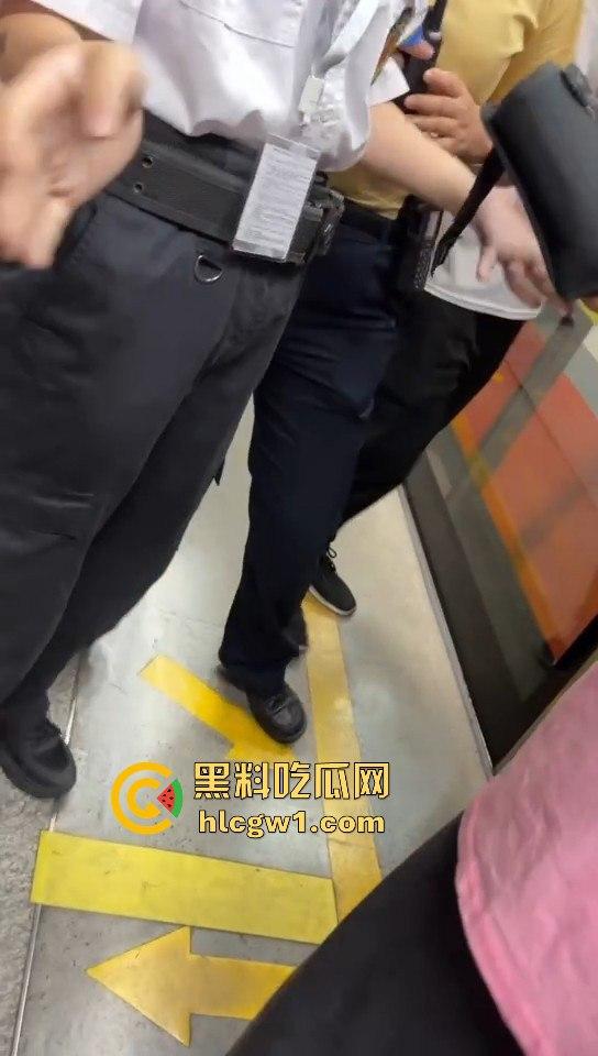 广州燕塘站猥琐佬地铁上演痴汉戏码，吓坏女生，最后被带去喝茶！-2