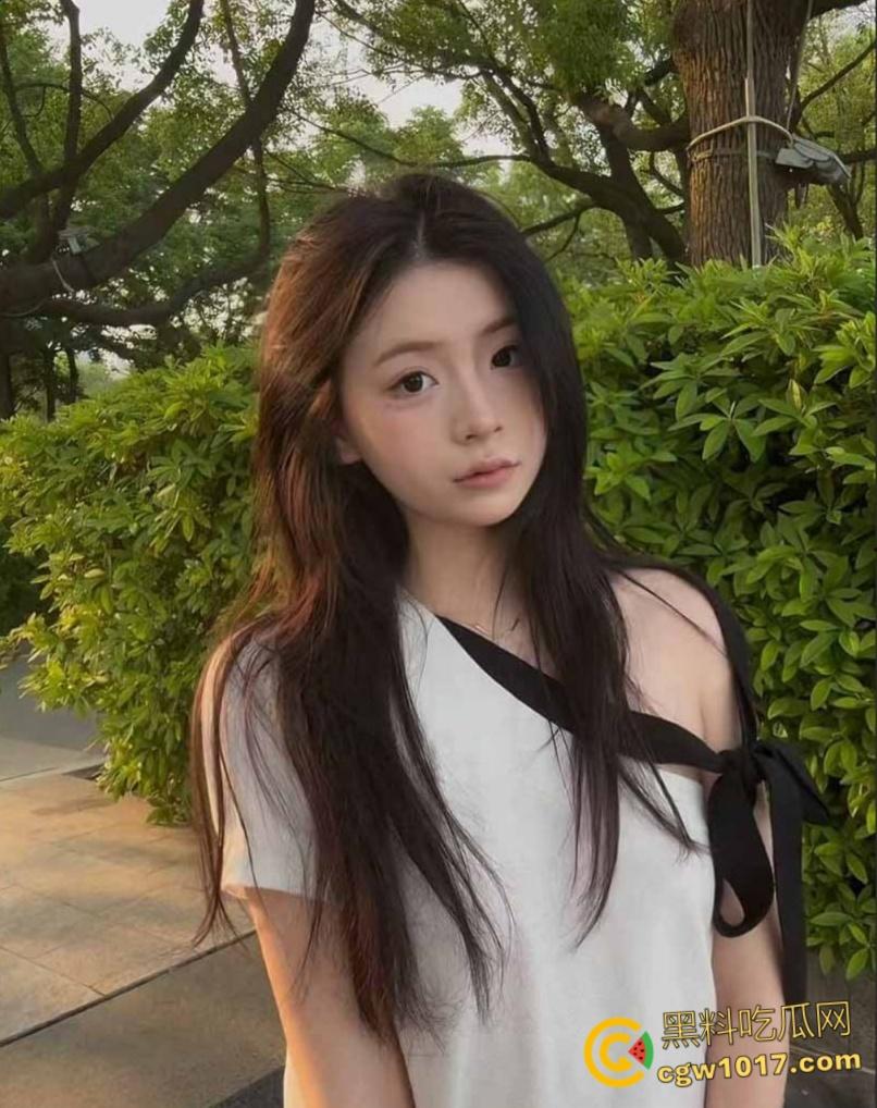 湖北荆州小母狗【黄媛媛】,夜店天天勾引小奶狗约炮,伸出舌头渴望精液,柳腰巨乳被按在床上大力抽插!-1