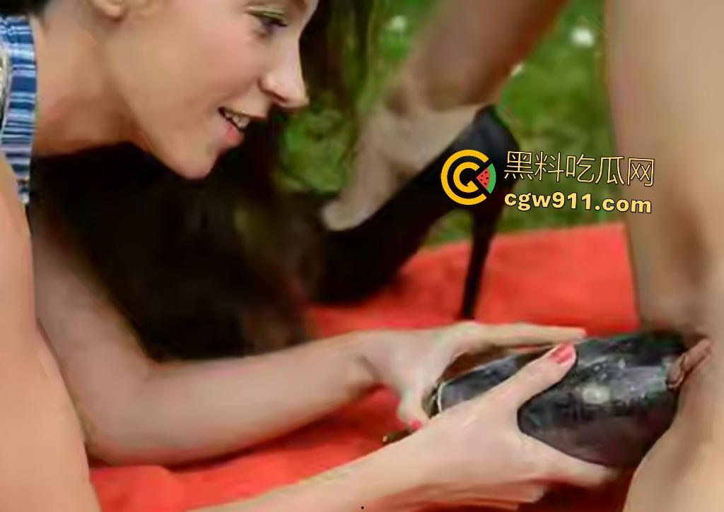 欧美户外重口果交派对，白衣美女与闺蜜露出扩阴，细长番茄从逼里挤出，巨型茄子全根塞穴撑到极限！-5