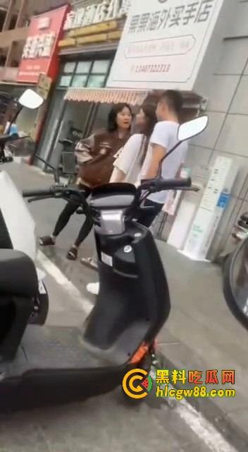 柳州精神小妹在线变刀妹，吵个架掏刀就捅，气势嚣张两刀下去直接教做人！你狂？刀妹更狂！-2