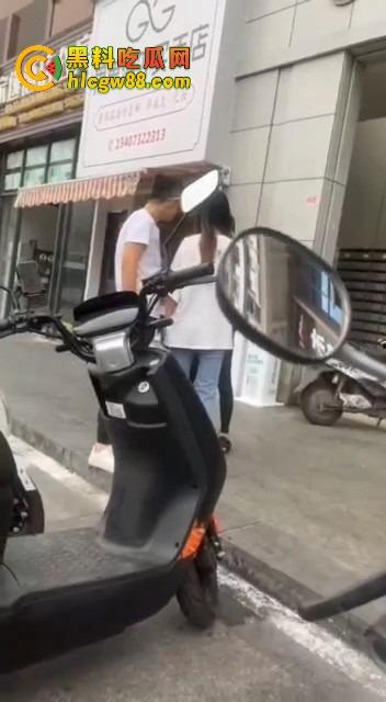 柳州精神小妹在线变刀妹，吵个架掏刀就捅，气势嚣张两刀下去直接教做人！你狂？刀妹更狂！-4