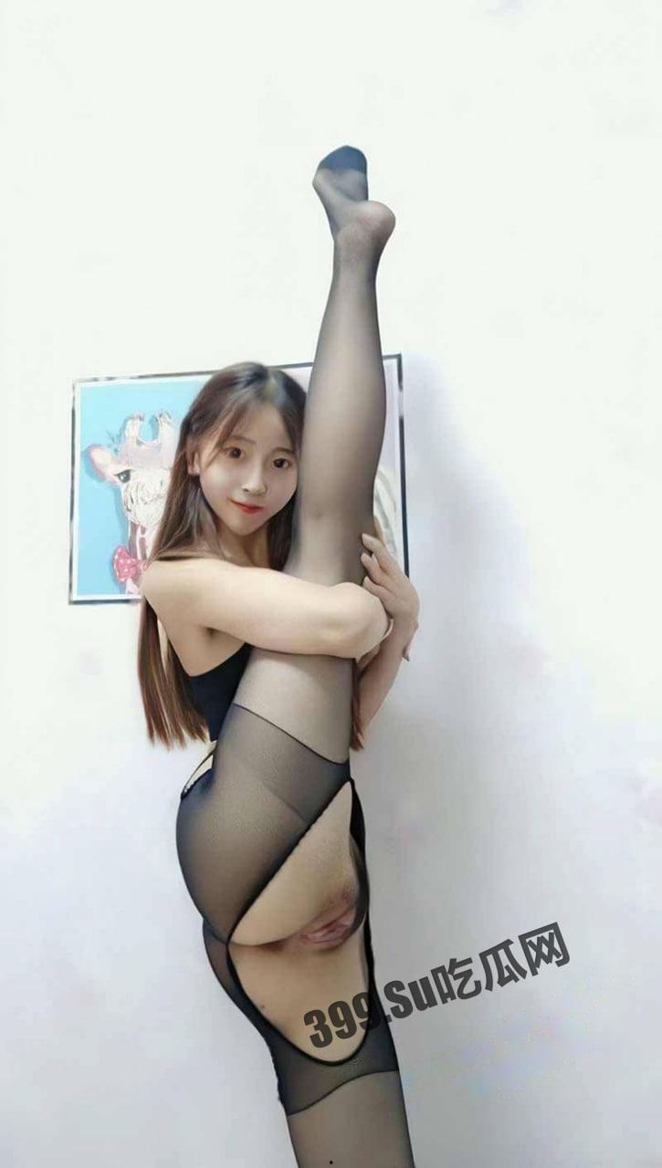 快手 21W 粉丝一字马女神「奥利圆妹」极品翘臀气质小美眉自慰裸舞合集-4