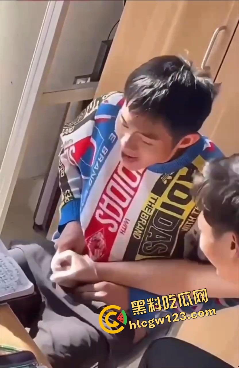 00后大学生太会玩，男生宿舍帮兄弟第一次打飞机？第一次就爽飞，这也太刺激了吧！-6