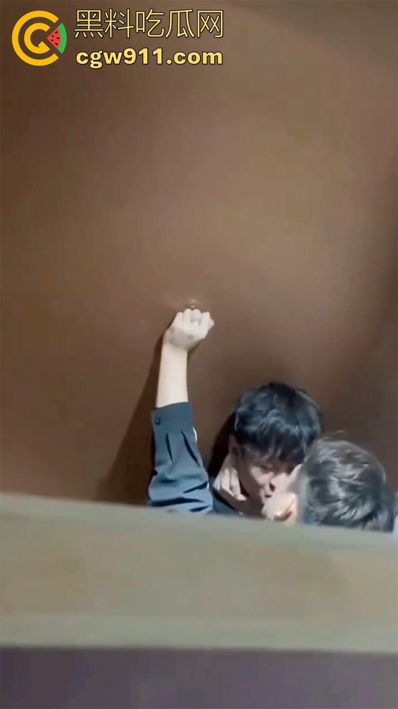 山东潍坊理工学院，厕所两个男生热吻被偷拍，上传至抖音曝光，友谊不分性别，只有厕所才分性别啊！-2