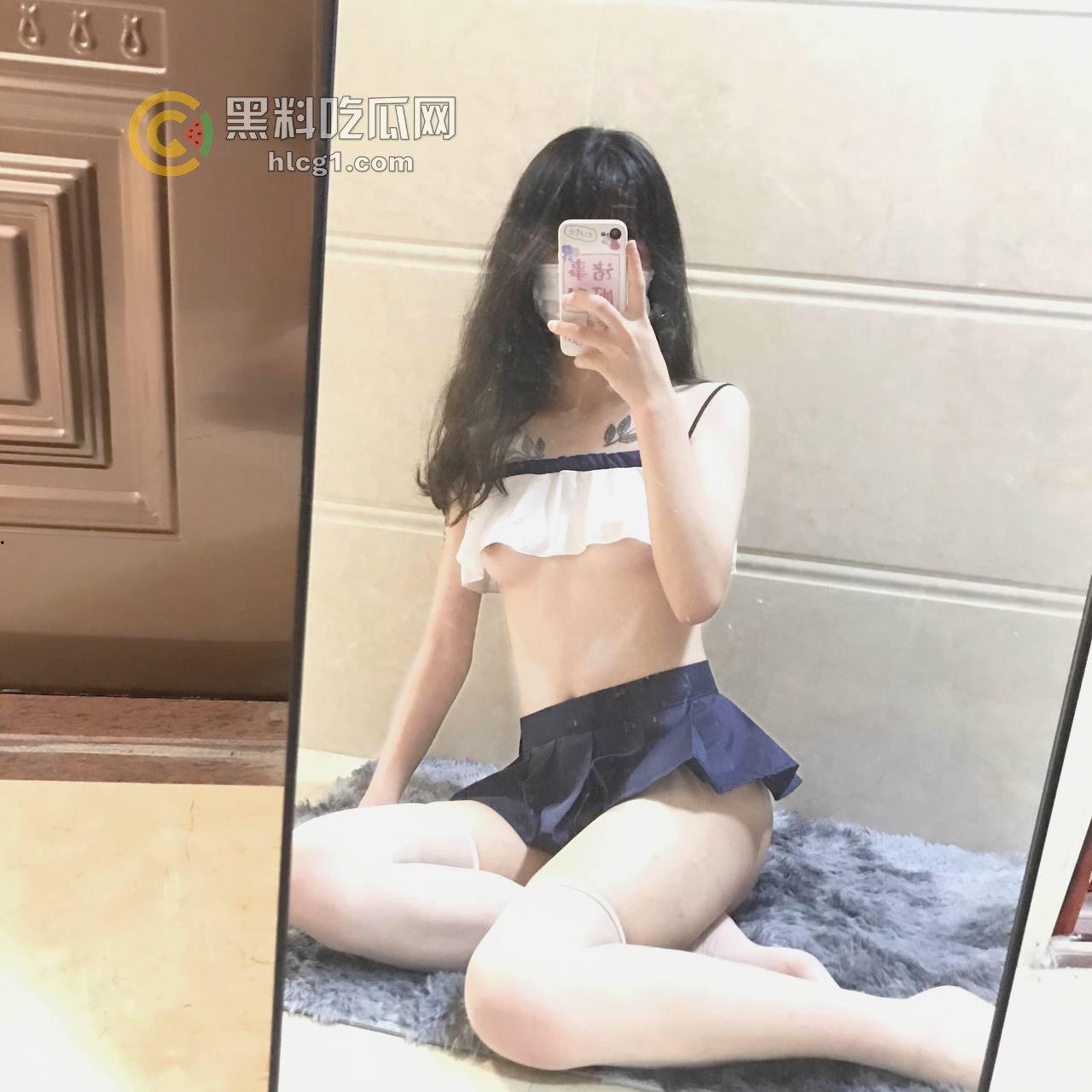 2002年小嫩妹自拍裸照泄露，白嫩光滑的完美身材引发围观！-4