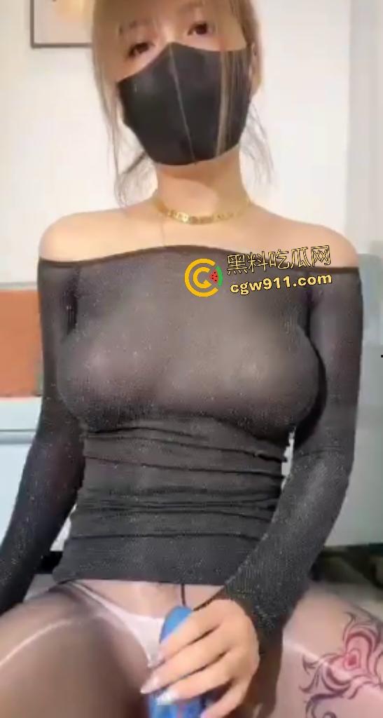 快手丝袜骚货【柚柚琪宝】黑丝诱惑，在家连体黑丝狂扭，肥臀坐假鸡巴却不插进去，诱惑粉丝勃起狂撸！-7