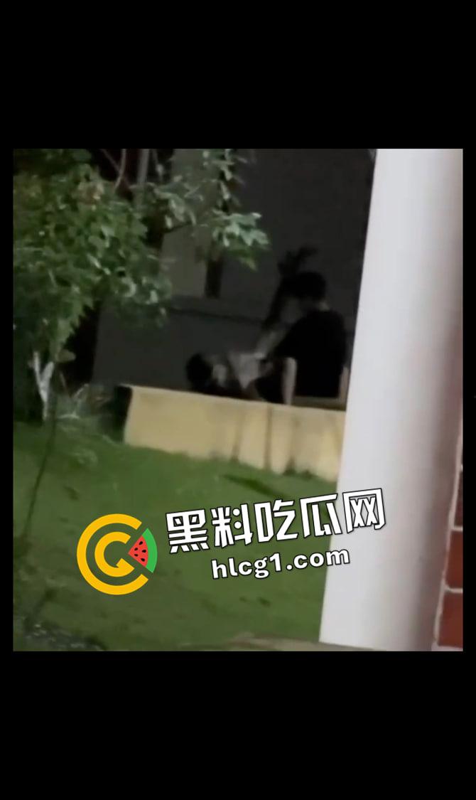 卫校小姐姐围观自己的好姐妹打野战  教学楼外干到失声大叫 现场视频流出-5