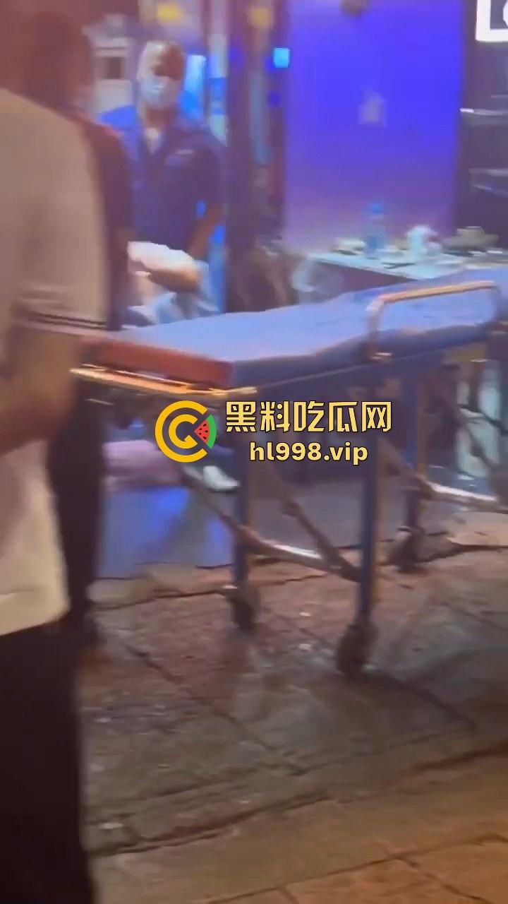 湖北武汉60岁大爷网恋奔现太激动!见红裙女子血压飙升,直接送医院抢救!-4