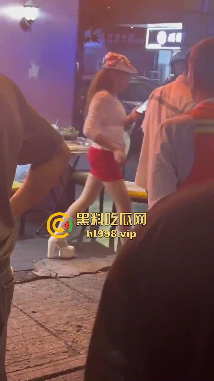 湖北武汉60岁大爷网恋奔现太激动!见红裙女子血压飙升,直接送医院抢救!-6