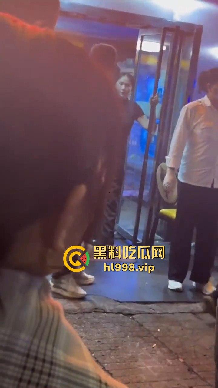 湖北武汉60岁大爷网恋奔现太激动!见红裙女子血压飙升,直接送医院抢救!-7