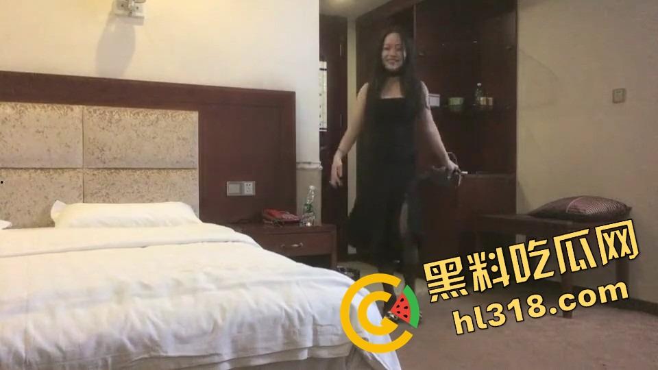 想偷拍嫖娼爽一发，没想到直接进套，叫鸡遇上仙人跳，房门突然杀出四大金刚，谁才是真正的猎物？-1