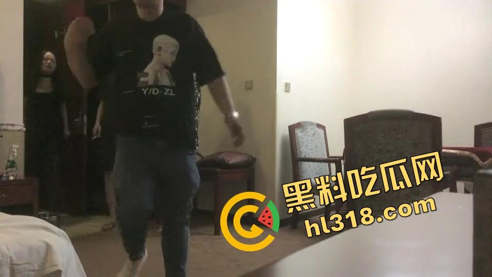 想偷拍嫖娼爽一发，没想到直接进套，叫鸡遇上仙人跳，房门突然杀出四大金刚，谁才是真正的猎物？-10