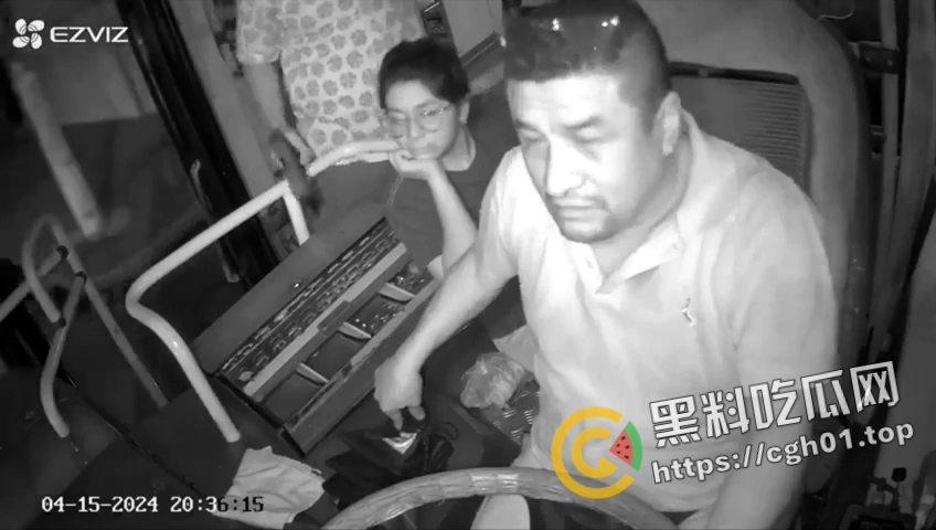 厄瓜多尔公交车司机遭抢劫爆头 血如泉涌喷出来 这点钱值得下手这么狠吗 现场监控流出 血腥慎入-2
