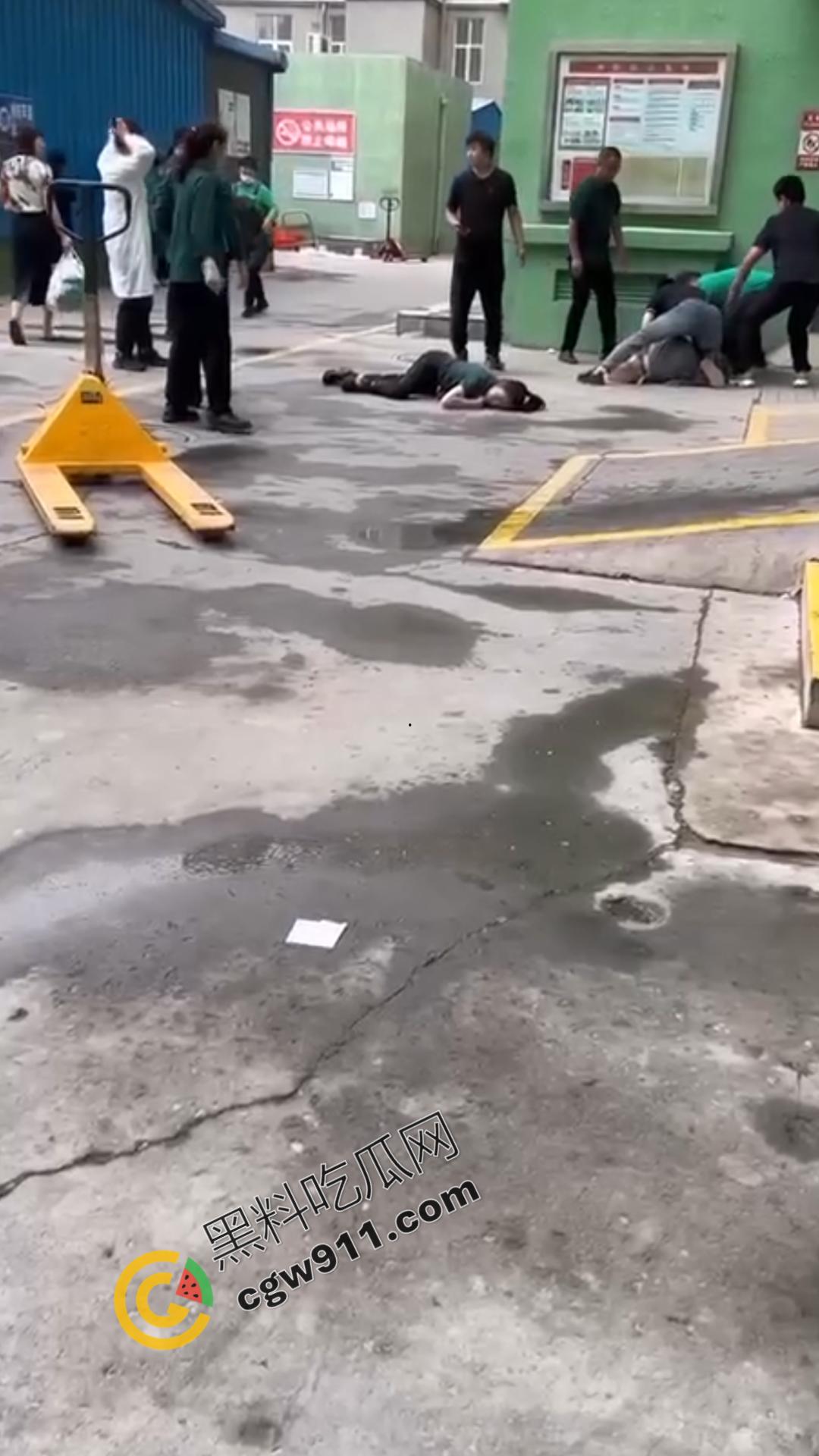 惊悚街头血腥惨案：17岁少女暴怒狂刺小三，刀刀致命，小三惨死街头，血腥残酷场面震惊全网-12