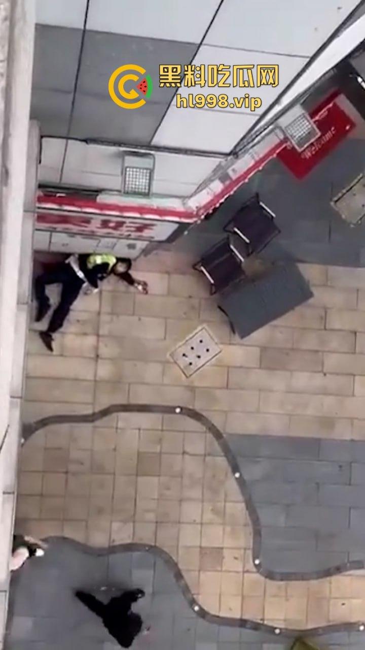 胆大包天当街袭警  四川安岳两名交警查为电车被抹脖 场面血腥-7