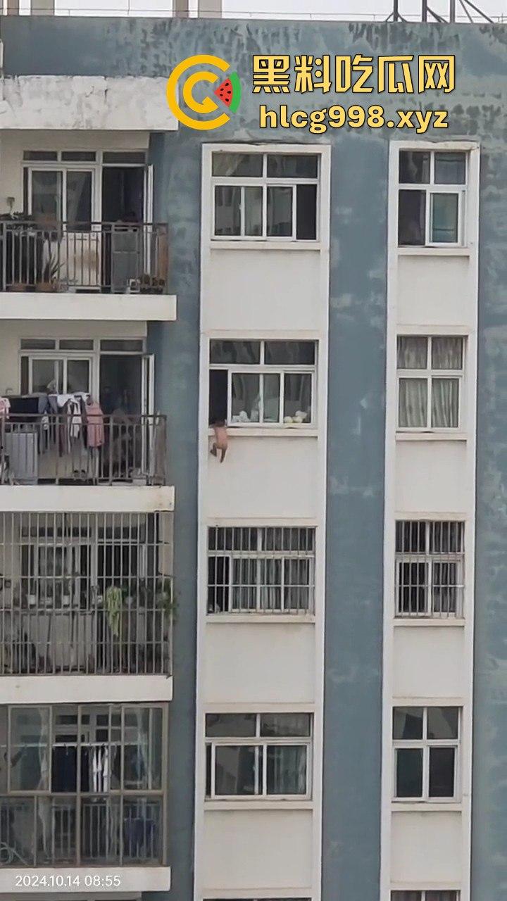 云南熊孩子坠窗命悬一线，吓得围观群众腿软，物业大哥成全场英雄！-10
