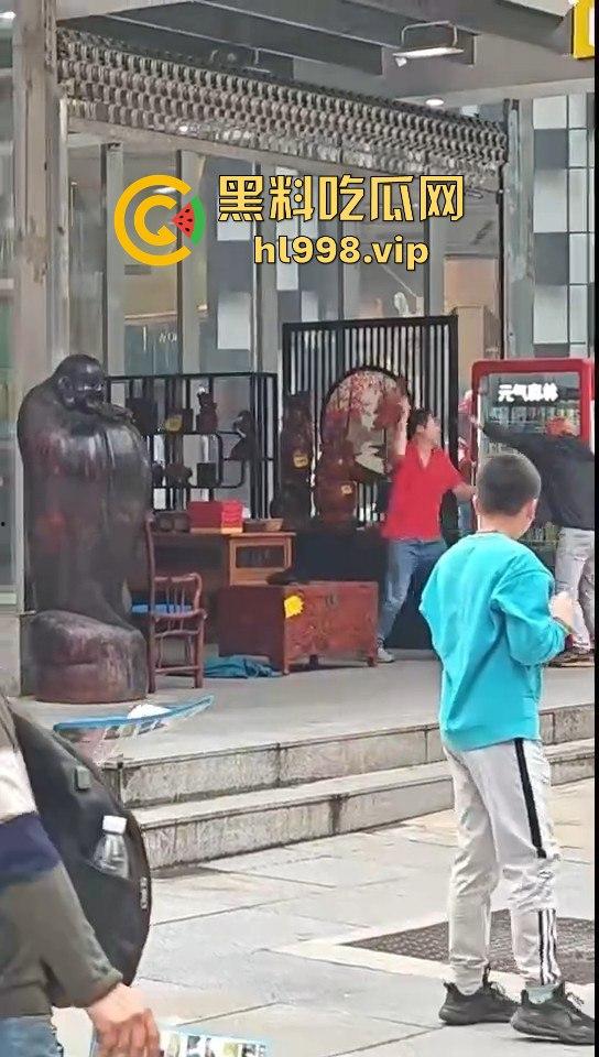 一瓶水引发的血案！重庆男子街头持刀砍人，众人围观腿软，警方还原真相让人唏嘘！-11