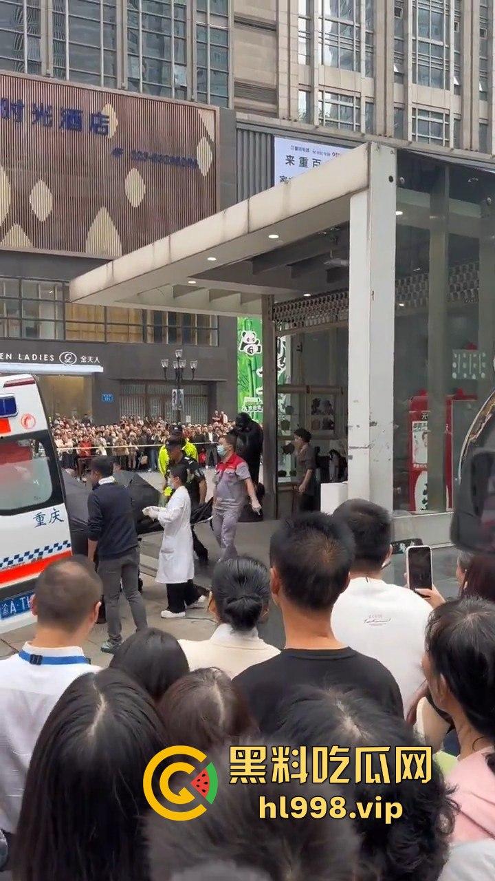 一瓶水引发的血案！重庆男子街头持刀砍人，众人围观腿软，警方还原真相让人唏嘘！-12