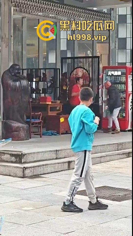 一瓶水引发的血案！重庆男子街头持刀砍人，众人围观腿软，警方还原真相让人唏嘘！-15