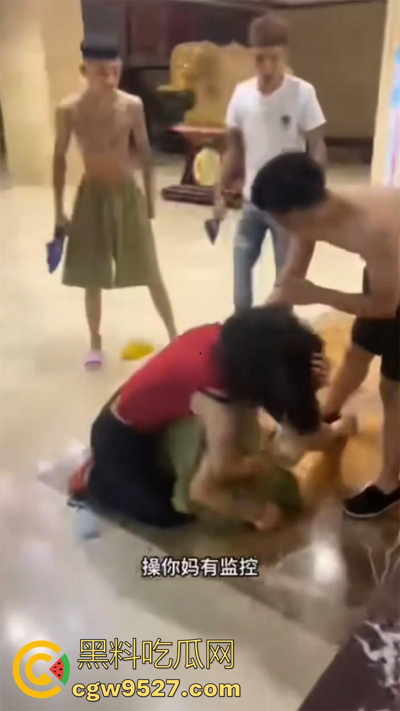 骚逼出轨精神小伙，男友带人在宾馆围堵，当场爆揍围殴，打人者已被抓捕，这下有理变没理了！-7