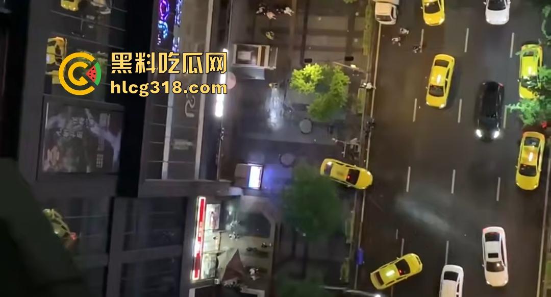 重庆九街6.21出租车撞人大乱斗，口嗨哥挑衅真实哥，力拍引擎盖天场面鸡飞狗跳！-2