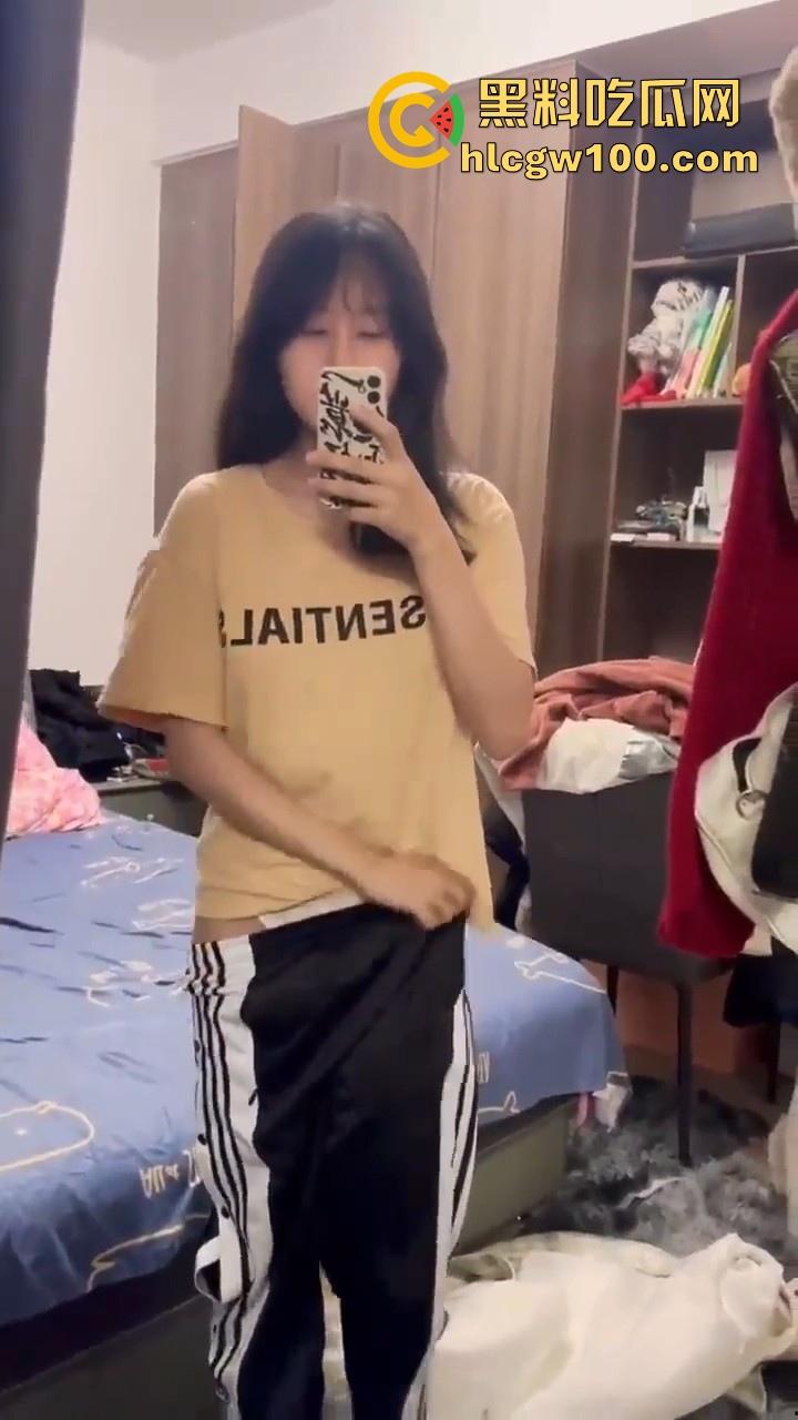 长沙职业学院清纯大一学妹【康婉莹】翻车,大尺度私密自拍被渣男曝光 情欲上头彻底沦陷!-4