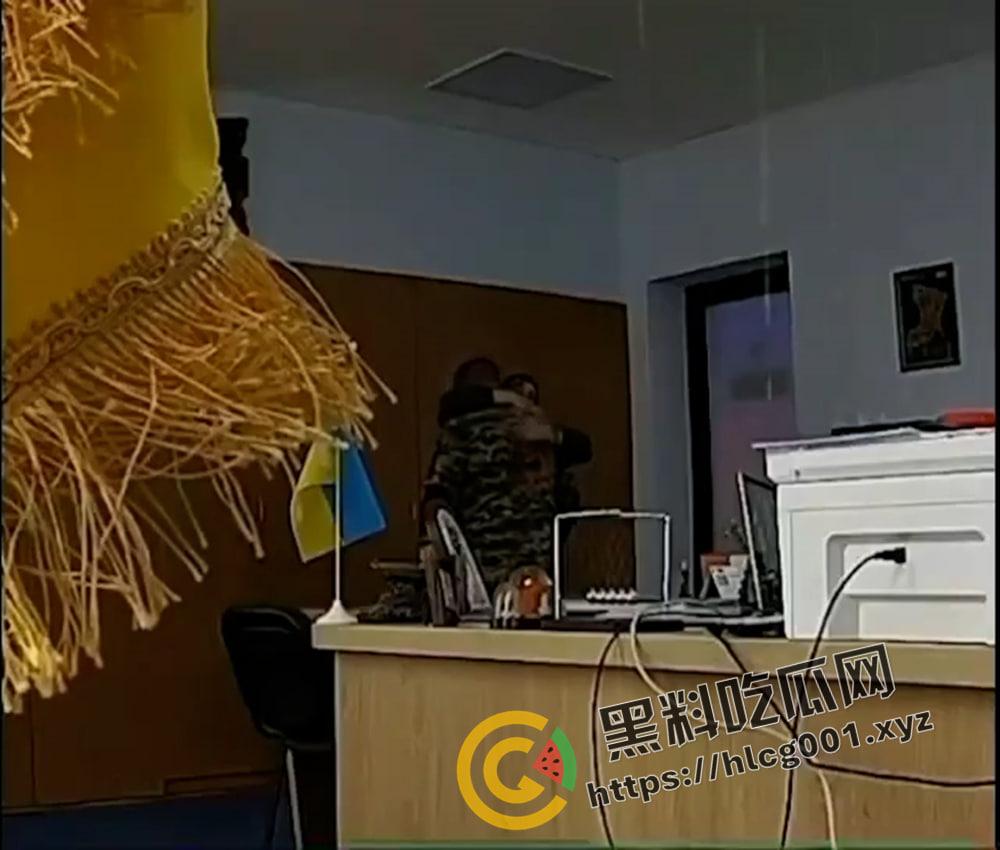 乌克兰军队高官办公室连续幽会两名女子 办公室监控被流出 兄弟们还在前线战斗 你小子怎么先享受起来了-4