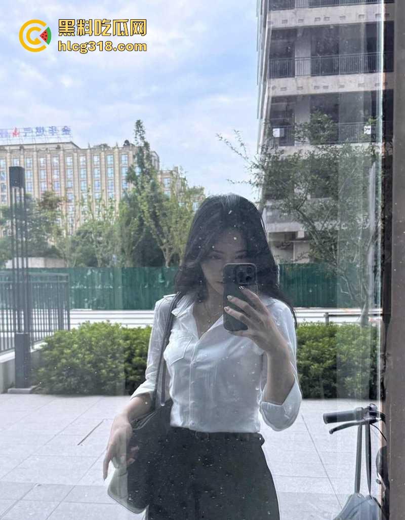 表面是职场精英律师，背后化身极品性感福利姬，黑丝全裸尺度炸天，脱律师服掰臀露穴，反差爆表！-4