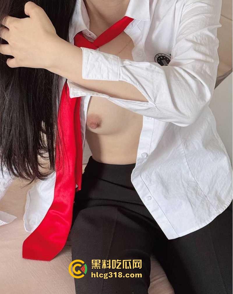 表面是职场精英律师，背后化身极品性感福利姬，黑丝全裸尺度炸天，脱律师服掰臀露穴，反差爆表！-13