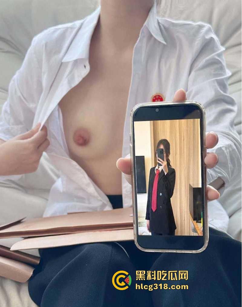 表面是职场精英律师，背后化身极品性感福利姬，黑丝全裸尺度炸天，脱律师服掰臀露穴，反差爆表！-14