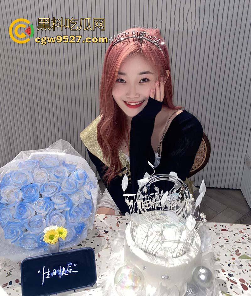 长春科技学院极品女大【刘泽】清纯学霸化身极骚反差婊，巨乳粉穴淫水尿液狂喷，露脸无套性爱视频曝光！-3