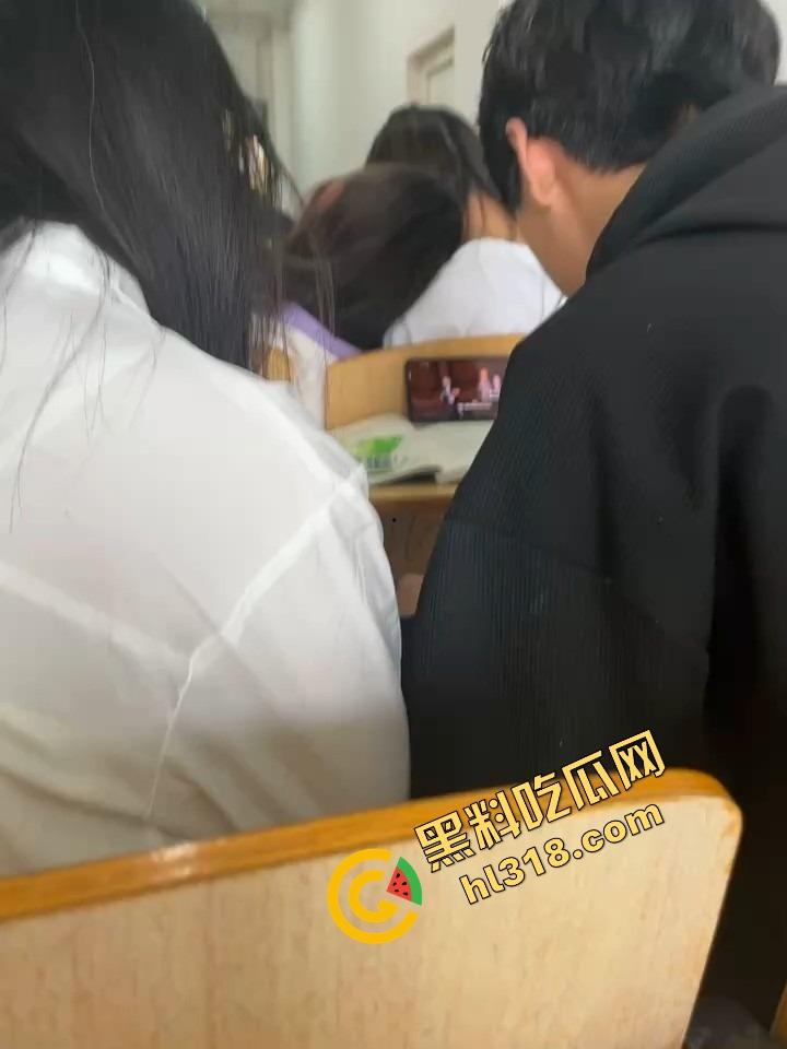 工商大课堂情侣上演当众扣逼,女的一边听课一边夹腿呻吟,逼水湿透凳子,老师讲高数她在学生物!-11