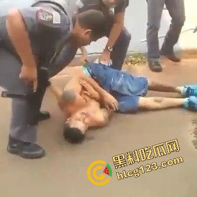 黑人小哥狂拽酷炫！挥棍挡子弹，电视剧看多了玩命呢？-5