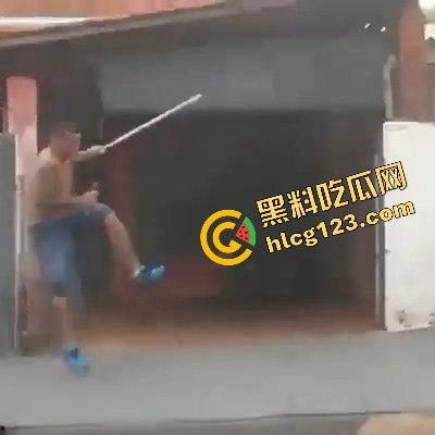 黑人小哥狂拽酷炫！挥棍挡子弹，电视剧看多了玩命呢？-6