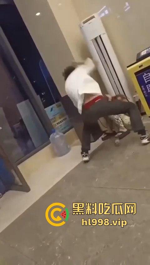 某红书的集美们炸了！好战友被臭男人暴打，结果竟是她乱吐口水惹的祸？-5