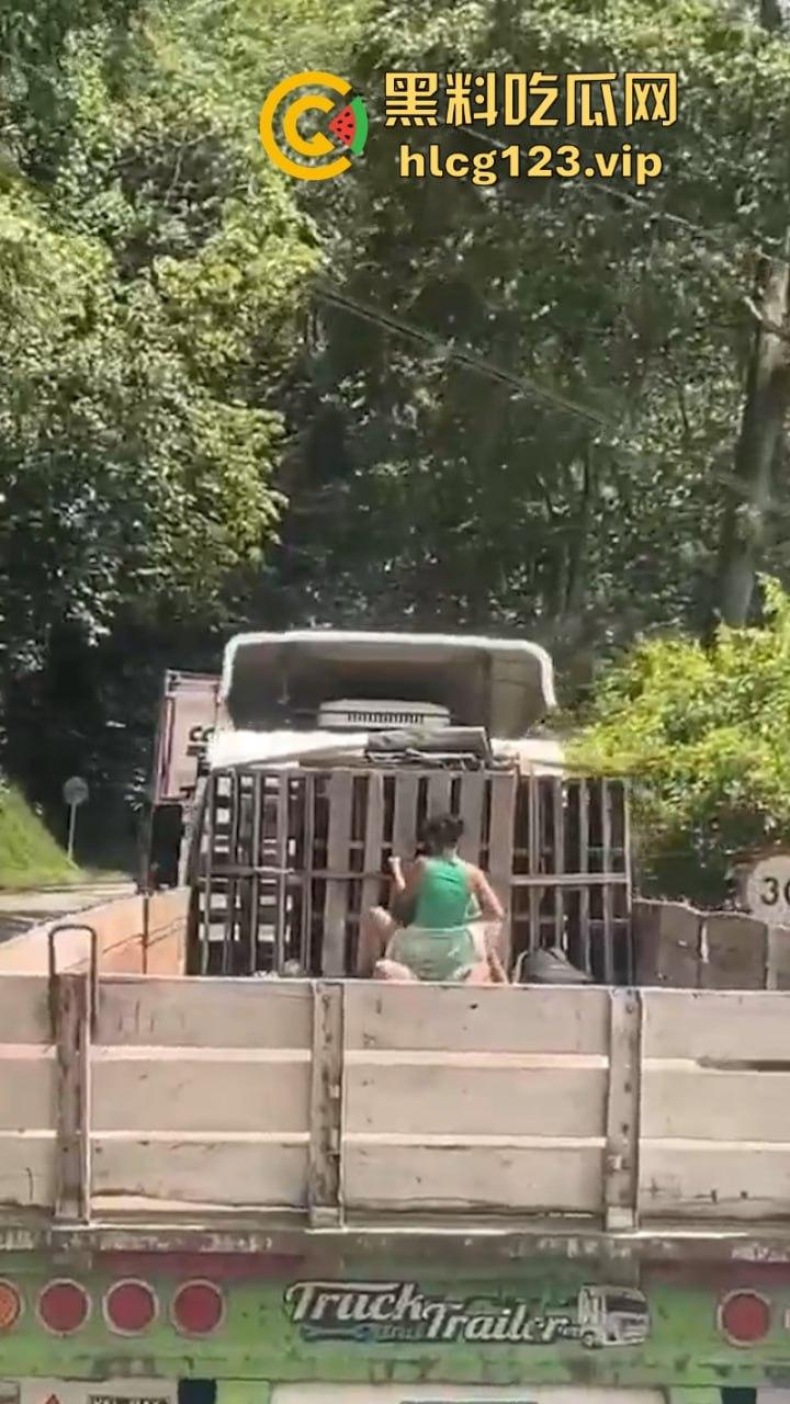 小情侣货车后斗露天啪啪  高潮过后两个人都愣了 居然被后车拍下全过程-7