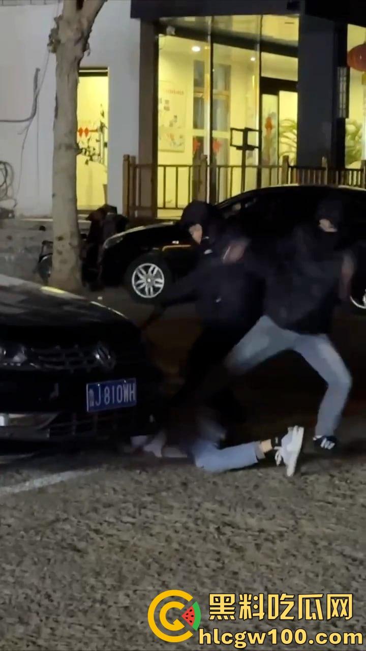山东泰安，小伙下手没轻重，把人当作畜生打！棒球棍梆梆一顿凿，估计凶多吉少了-3