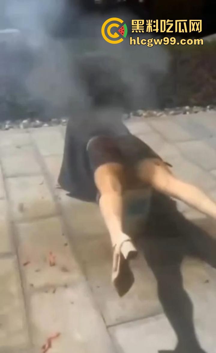 年度奇葩操作花式作死大赏,骚B玩烟花炸得怀疑人生,裤裆差点变发射器,你这是给自己放送新年倒计时?-1