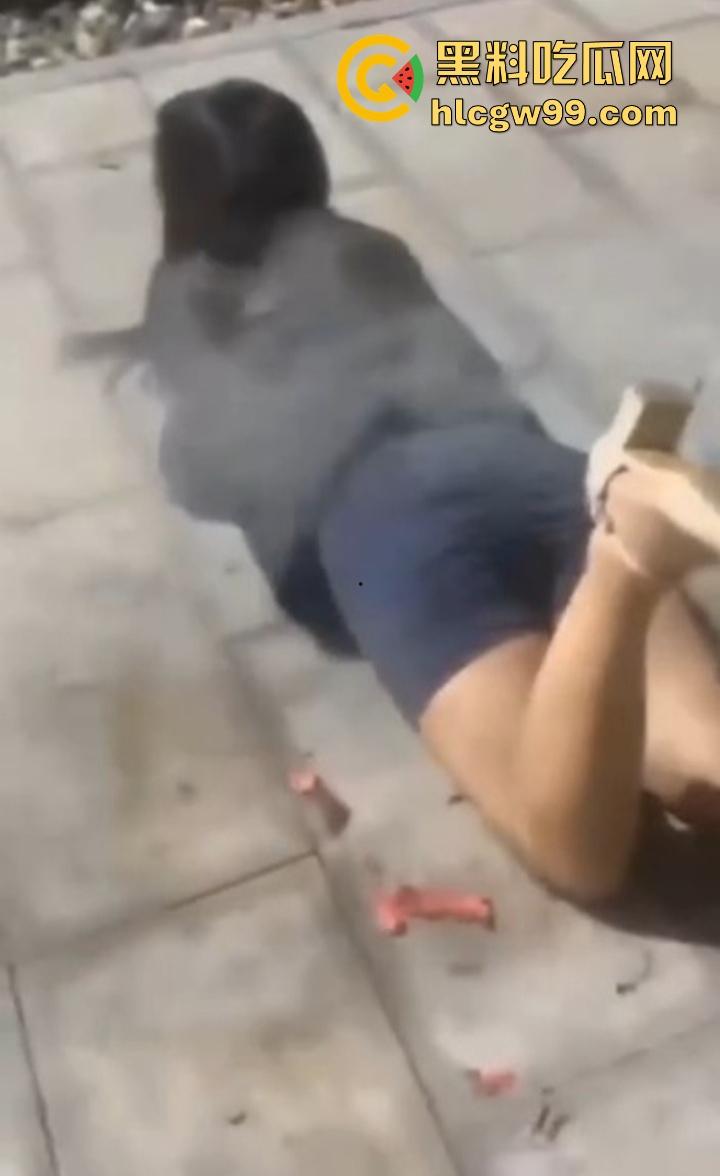 年度奇葩操作花式作死大赏,骚B玩烟花炸得怀疑人生,裤裆差点变发射器,你这是给自己放送新年倒计时?-4