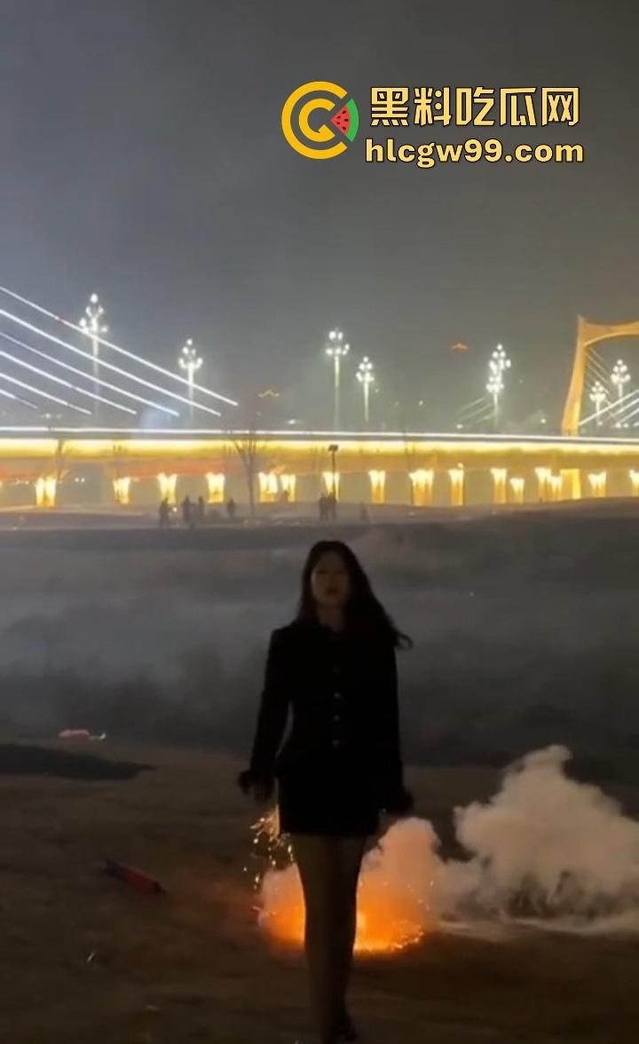年度奇葩操作花式作死大赏,骚B玩烟花炸得怀疑人生,裤裆差点变发射器,你这是给自己放送新年倒计时?-5