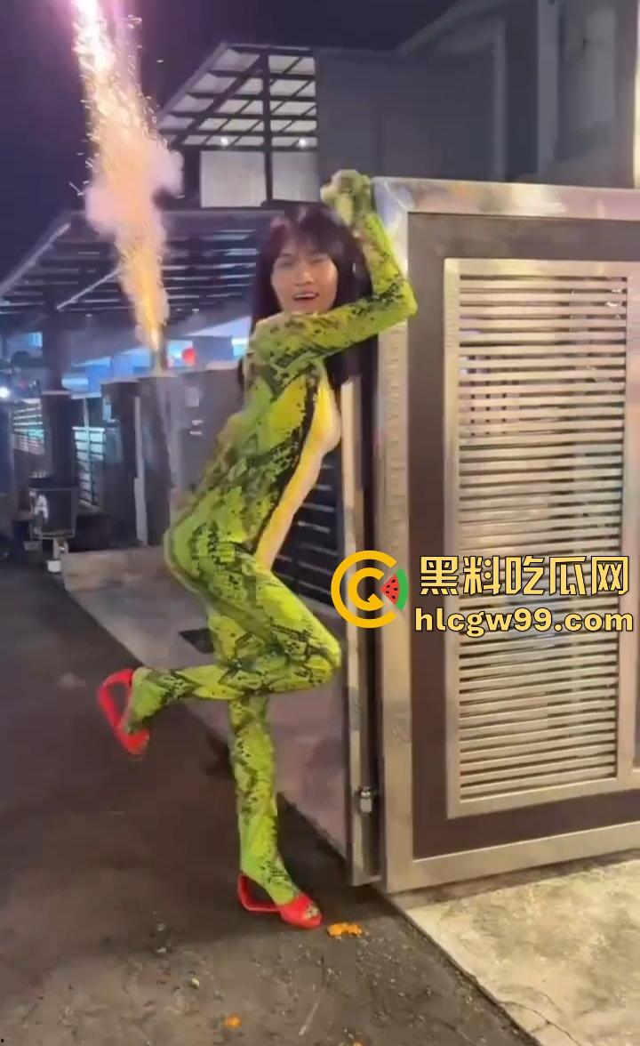 年度奇葩操作花式作死大赏,骚B玩烟花炸得怀疑人生,裤裆差点变发射器,你这是给自己放送新年倒计时?-8