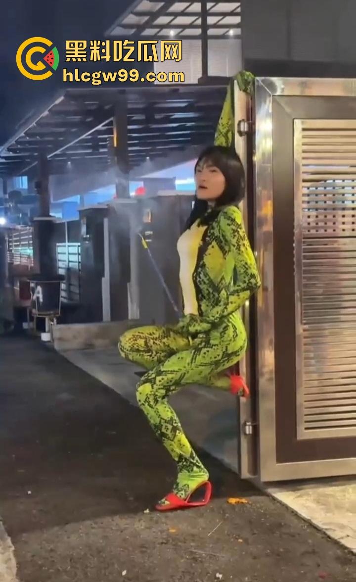 年度奇葩操作花式作死大赏,骚B玩烟花炸得怀疑人生,裤裆差点变发射器,你这是给自己放送新年倒计时?-12