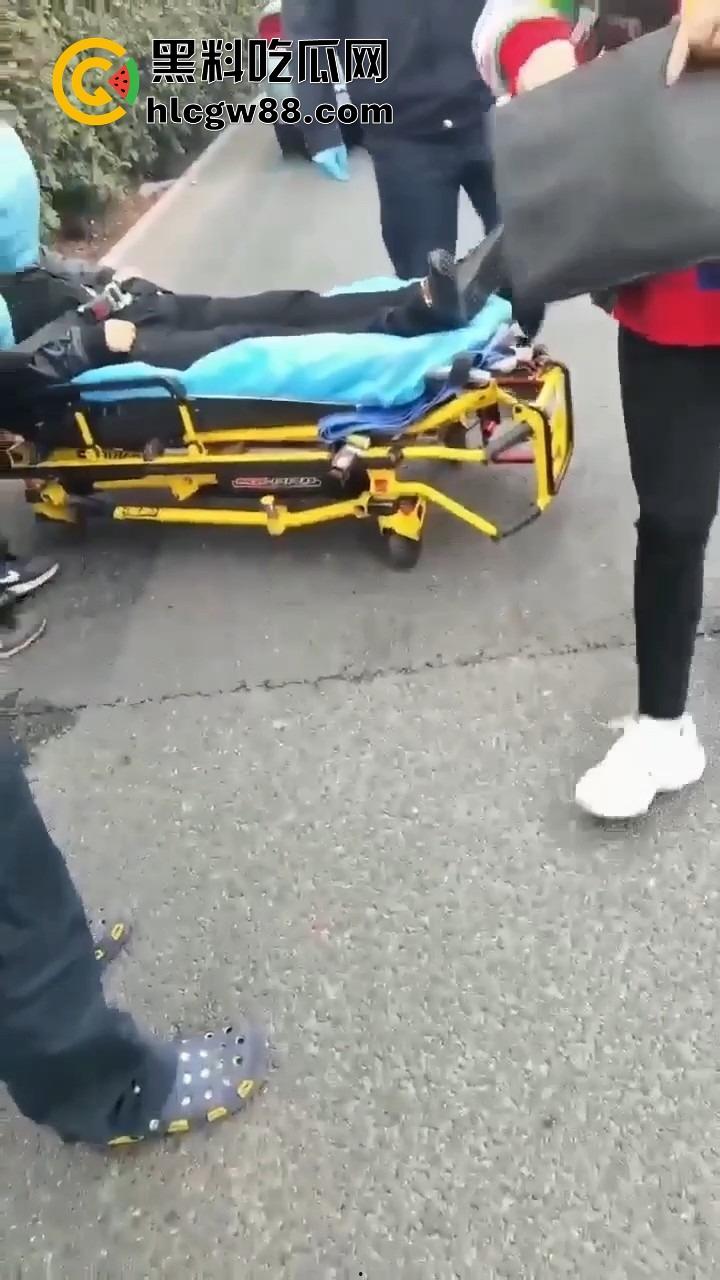 上海逆天伦理大戏，儿子路虎别车美式截停母亲宝马，逮住姘头就是一顿爆锤，现场爆踩老头直接被抬走！-6