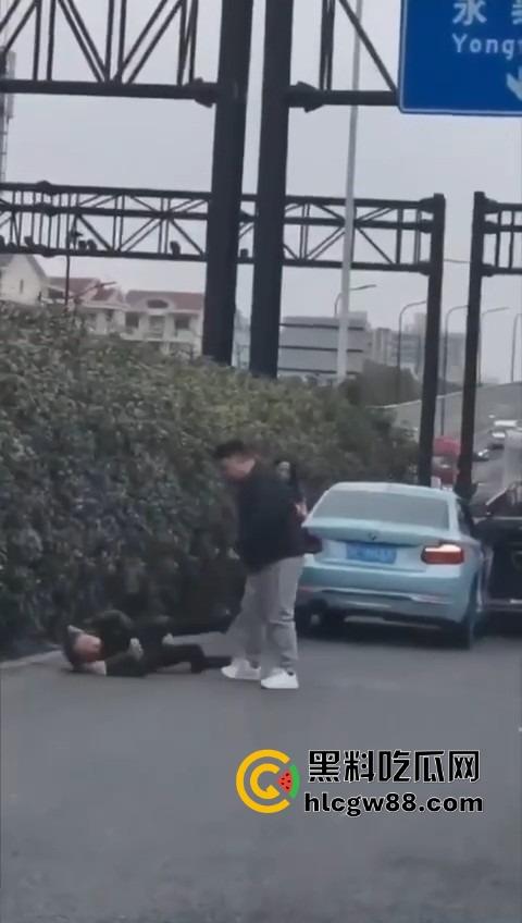 上海逆天伦理大戏，儿子路虎别车美式截停母亲宝马，逮住姘头就是一顿爆锤，现场爆踩老头直接被抬走！-9